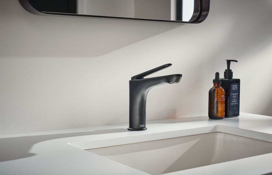 American standard single handle faucet in glossy black